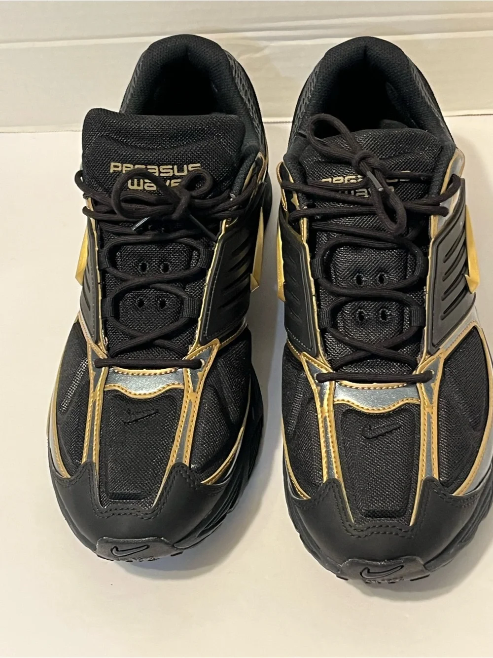 Nike Men’s Athletic Sneakers Black and Gold Size 13